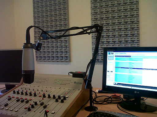 Estudio de radio. . Licencia Creative Commons 4.0 by-sa