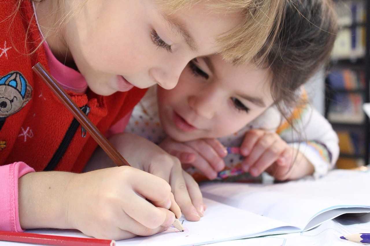 niños escribiendo. Imagen tomada de Pixabay