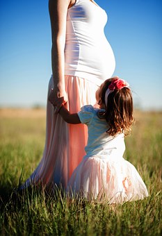 mujer embarazada con niña de la mano. Imagen tomada de Pixabay