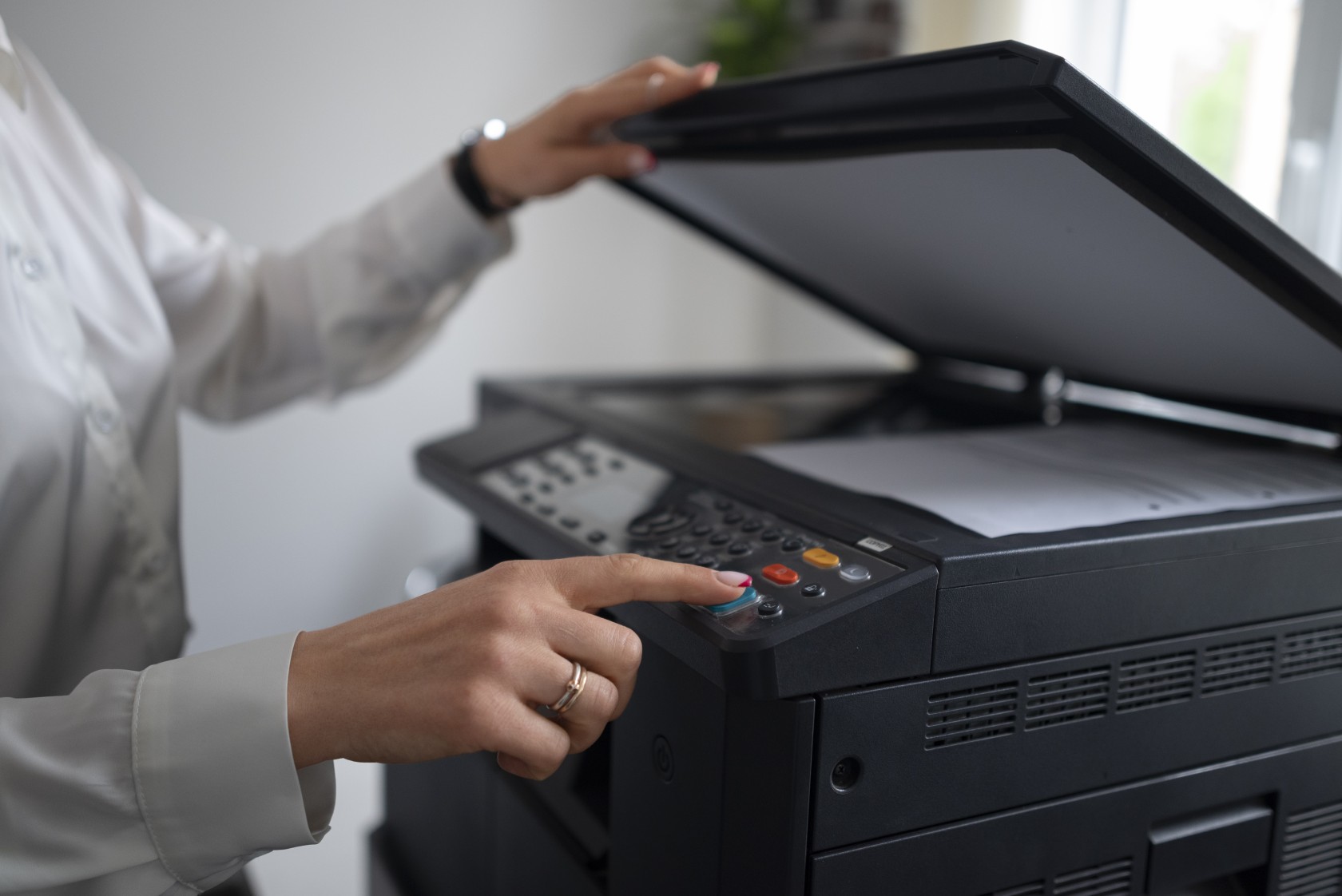 woman-at-work-in-the-office-using-printer.jpg